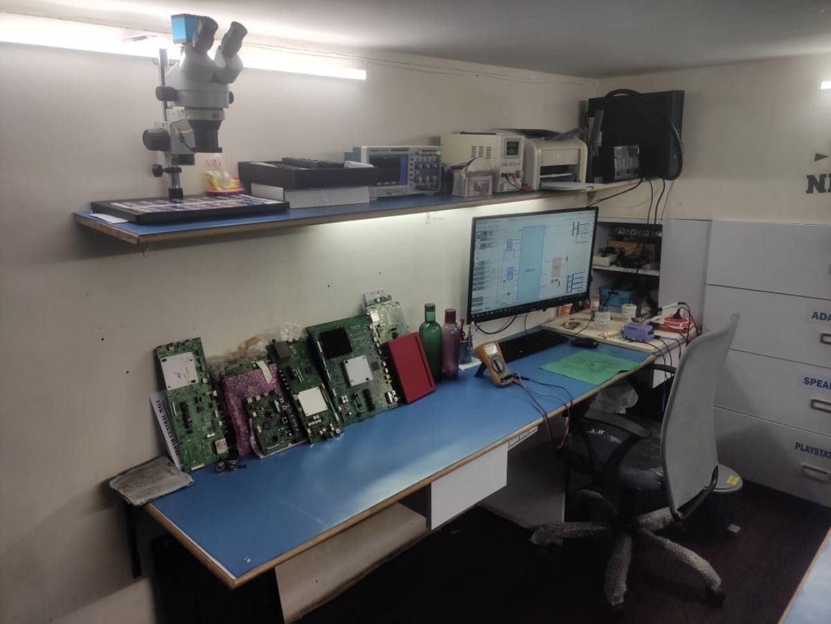 Diagnostic bench with oscilloscope and power supply